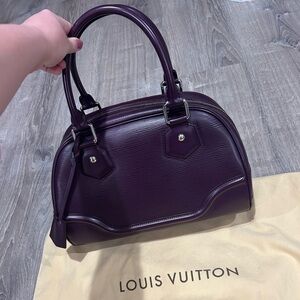 Excellent, preowned Louis Vuitton large bag.